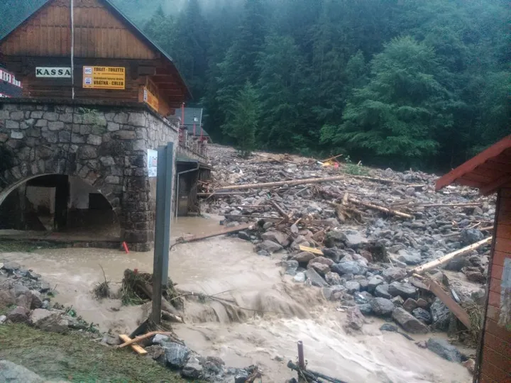 Horská chata Vrátna po prietrži mračien zničená