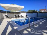 ☀ Okolie Šibenika – Nádherná vila s bazénom, len 300m od pláže! ☀