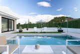 Nový 3 izbový dizajnový dom s bazénom v cene