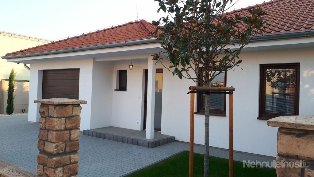 Štvorizbová novostavba  bungalovu – ľavá časť dvojdomu v prevedení štandard v lokalite Biely Kostol