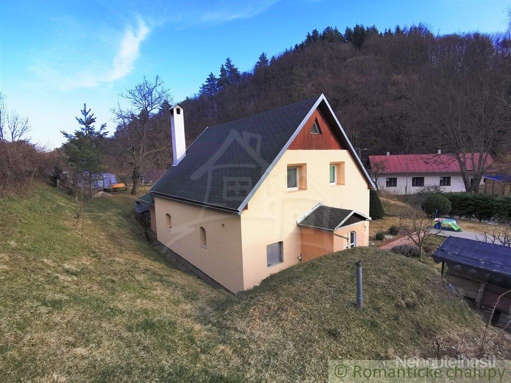 Moderný rodinný dom a novostavba montovaného drevodomu na jednom pozemku - Banská Štiavnica