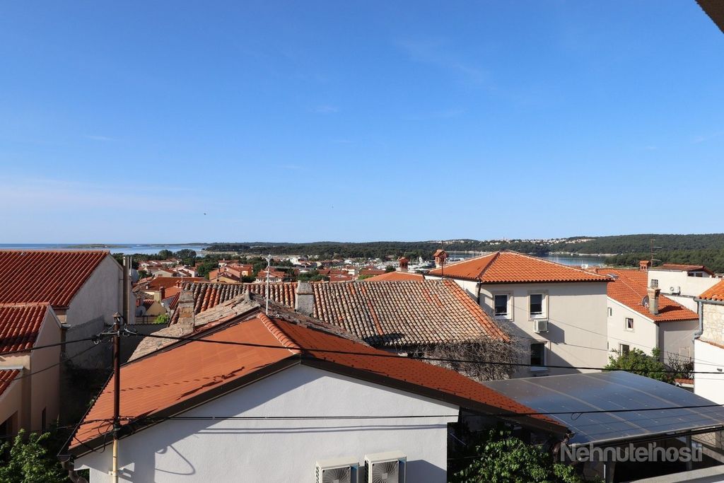 ESTATE INVEST - Na predaj tri apartmánové domy na jednej ulici priamo v centre mesta Medulin, Chorvá