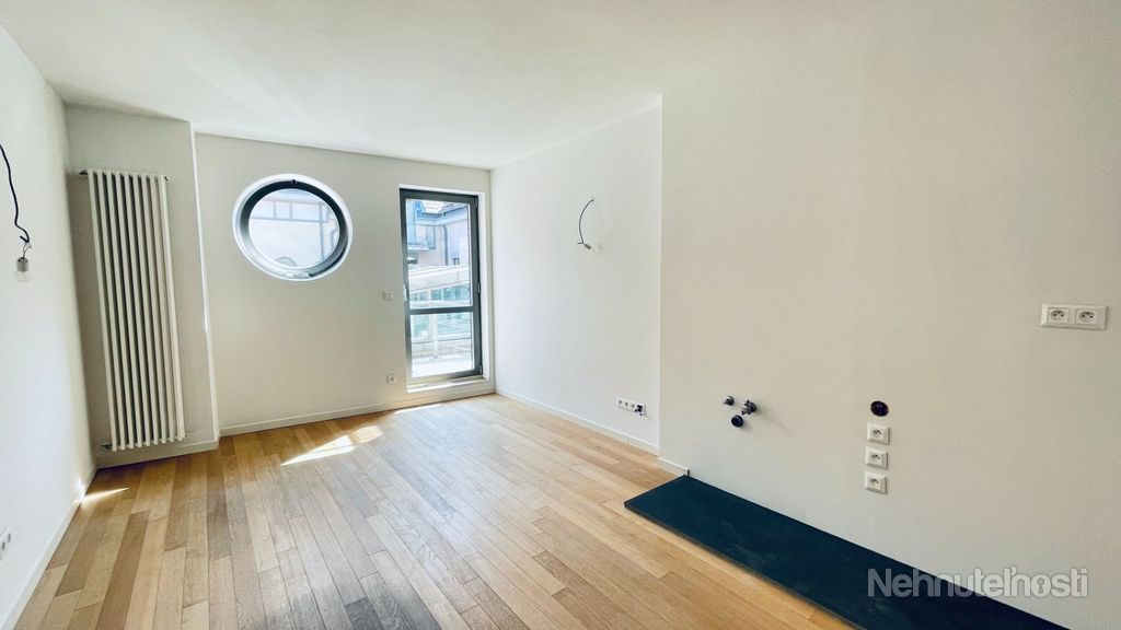 NA PREDAJ: Menší 1 izbový apartmán s terasou  v centre mesta  v novostavbe Malý Paríž
