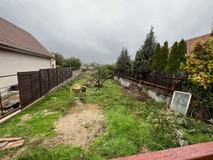 Exkluzívne ponúkame na predaj pozemok (400 m2) na výstavbu RD v obci Bodíky na juhu Slovenska