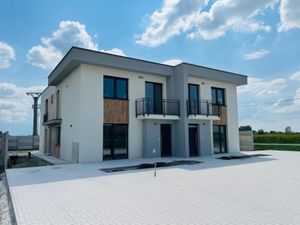 33Reality |  Najnovší projekt s 3-izbovými bytmi a vlastným parkovaním a záhradou v obci Mostová!