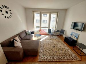 Prenajmeme 3-izbový byt v historickom centre Bratislavy, na začiatku pešej zóny, na Gorkého ulici