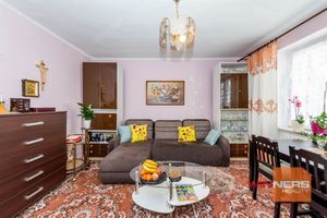 Rezervované- Exkluzívne Vám ponúkame na predaj 2 izbový byt v pôvodnom stave na Śkolskej ulici vo Vr