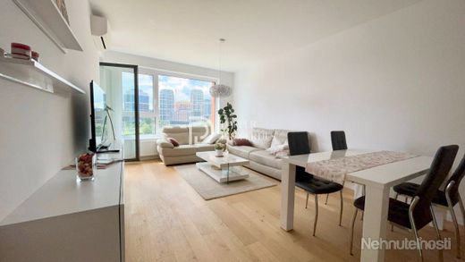 Na prenájom veľkorysý 2 izbový byt s balkónom v novo dokončenom projekte Klingerka