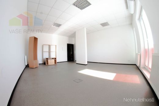 Na prenájom klimatizovaná kancelária, 32 m², Odborárska ulica, Nové Mesto, VOĽNÁ IHNEĎ