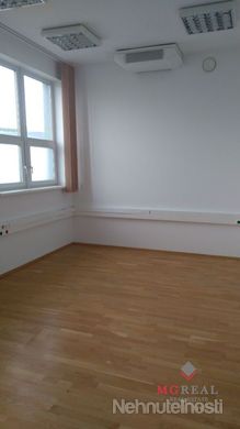 Kancelárske priestory na prenájom  v Petržalke 400 m2.