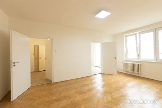 2 izbový byt (s možnosťou prerobenia na 3 izbový) s dvoma balkónmi a pivnicou - obrázok
