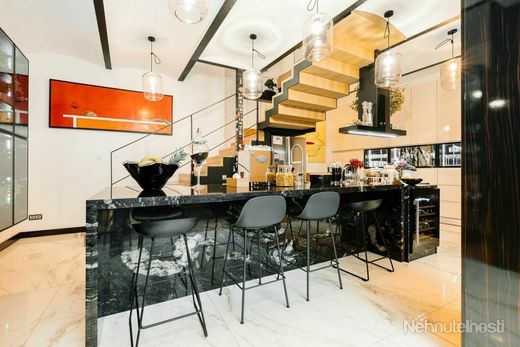 Arvin & Benet | Veľkometrážny 5i staromestský byt s vlastným fitkom - obrázok