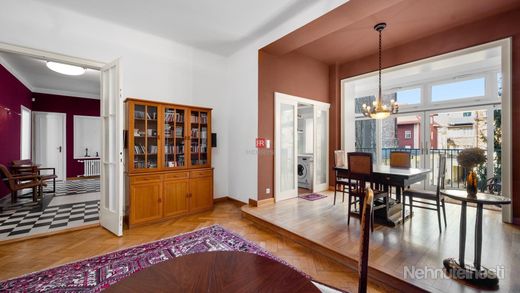 HERRYS - Na predaj unikátny 5.izbový veľkometrážny byt s vysokými stropmi v Starom meste - obrázok