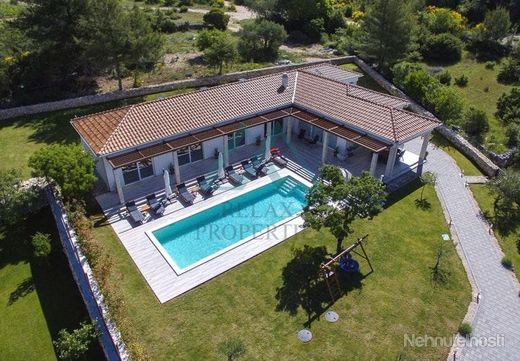 Nádherná rodinná vila so 4 spálňami, pozemkom až 1.752 m², bazénom, 7km od mora, Šibenik, Chorvátsko