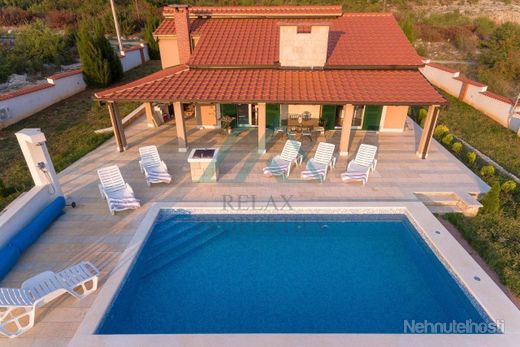 Rodinná vila s bazénom a veľkým pozemkom, 3x spálňa, 6km od mora, Kaštela, Chorvátsko