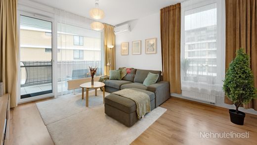HERRYS - Na predaj útulný klimatizovaný 3-izbový byt s garážovým státím a pivnicou v Novom Ružinove