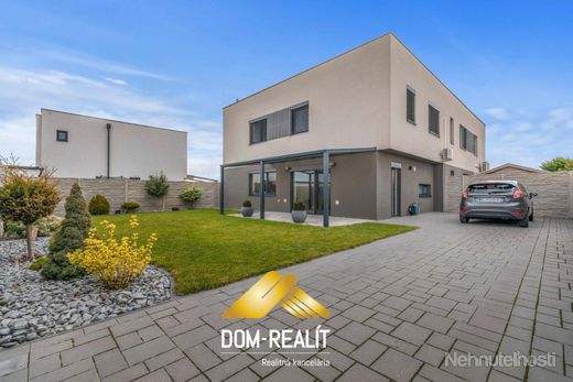 DOM-REALÍT ponúka 4izb (dom) byt so záhradou a parkovaním v Jarovciach - obrázok