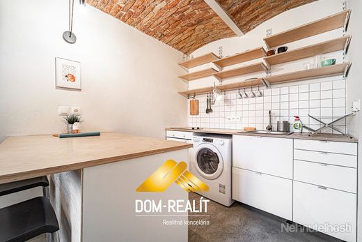 DOM-REALÍT ponúka 1 izbový apartmán v centre mesta Bratislava- Staré  Mesto - obrázok