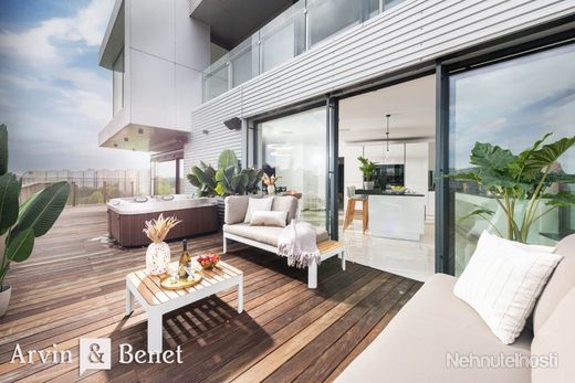 Arvin & Benet | Prémiový penthouse z bieleho ónyxu s terasou snov