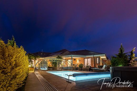 Na predaj mimoriadny rodinný dom | 285 m² | nádherný pozemok | bazén | vírivka | sauny | výťah | Bra